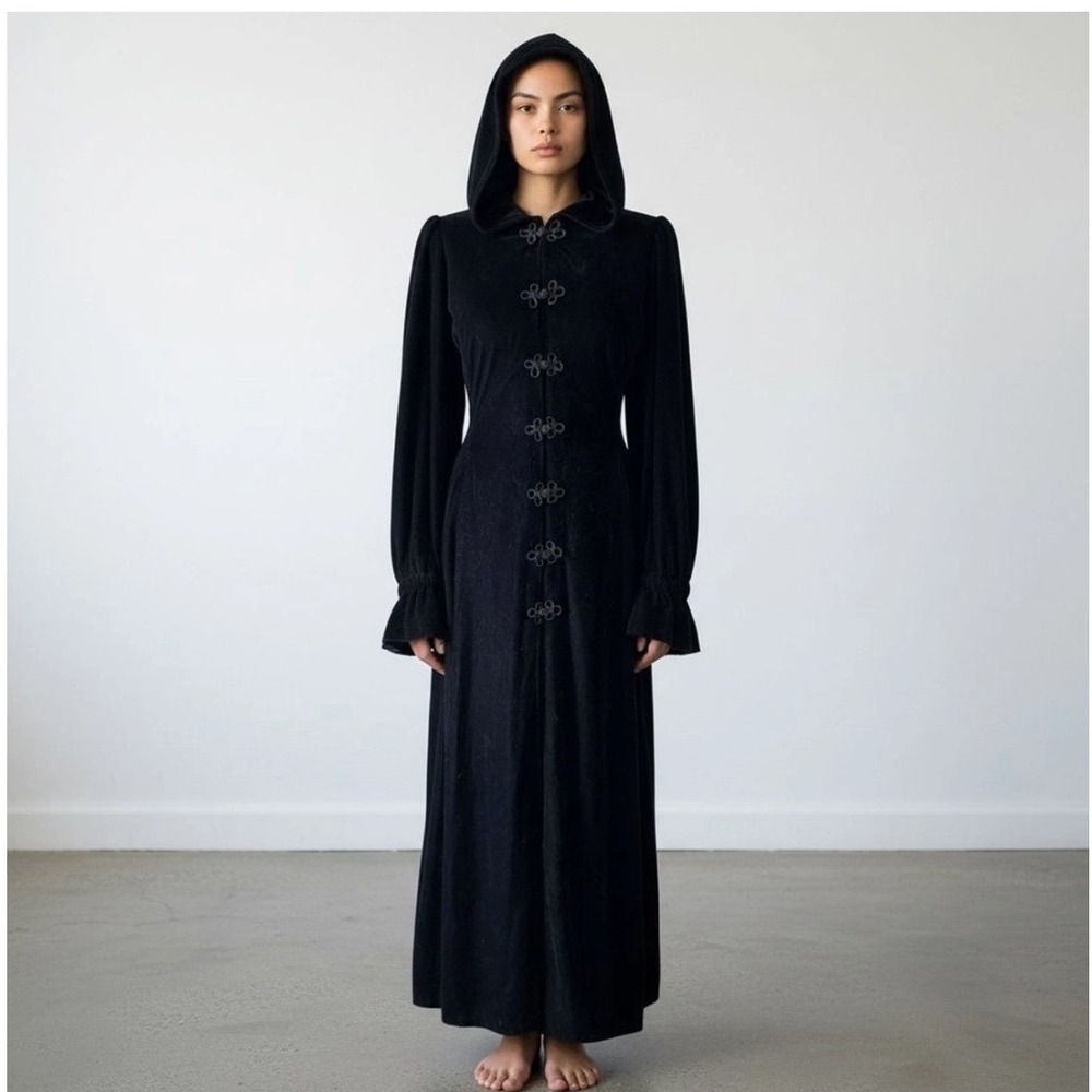 The Pyramid Collection Velvet Hooded duster Womens M Black Frog Closure